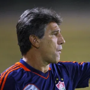 04.fev.2014 - Renato Gaúcho, técnico do Fluminense, orienta o time durante o jogo contra o Audax - Photocamera