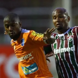 4.fev.2014 - O lateral direito Wellington Silva disputa bola com jogador do Audax durante partida do Carioca - Photocamera