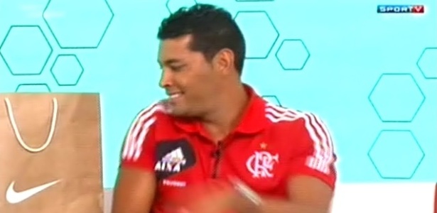 André Santos, do Fla, aparece com sacola da Nike durante programa do Sportv na última segunda-feira - Reprodução/Sportv