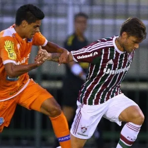 Rafael Sóbis carrega a bola durante jogo contra o Audax - Photocamera