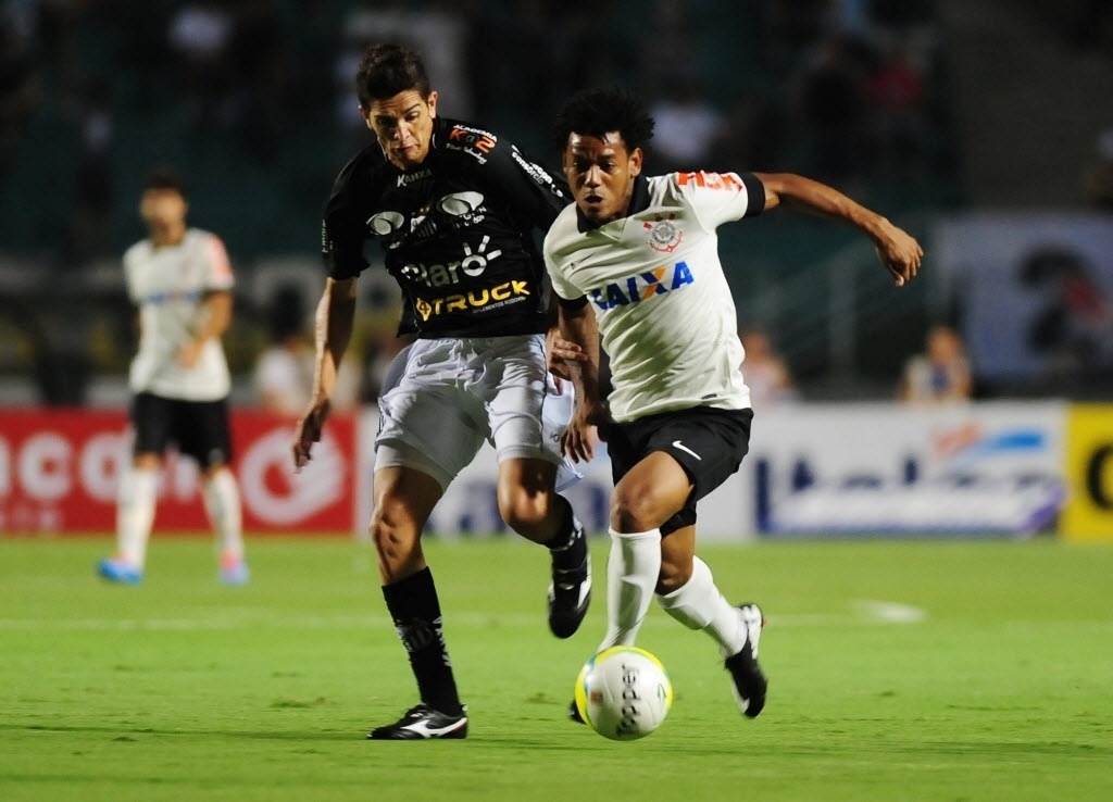 05.fev.2014 - Atacante Romarinho tenta se livrar da marcação durante a partida entre Corinthians e Bragantino - Junior Lago/UOL