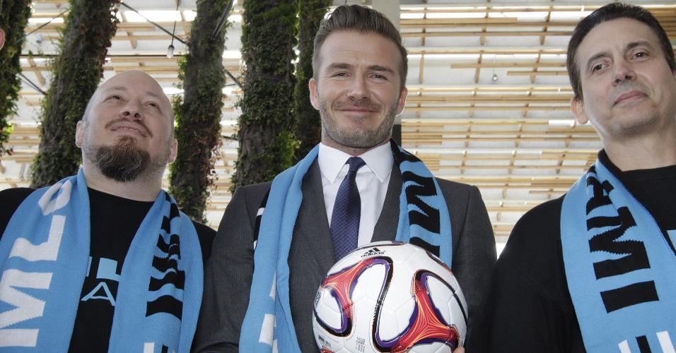 05.fev.2014 - David Beckham posa para foto com fãs após coletiva que declarou a compra de uma equipe para a Major League Soccer (MLS)