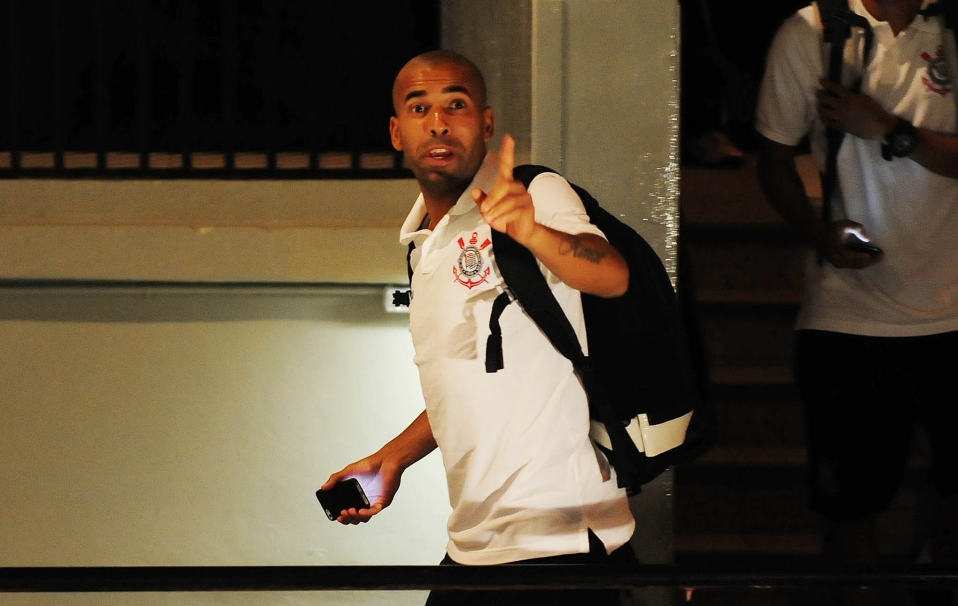 05.fev.2014 - Emerson Sheik e outros jogadores do Corinthians chegam ao Pacaembu para a partida contra o Bragantino pelo Campeonato Paulista - Junior Lago/UOL