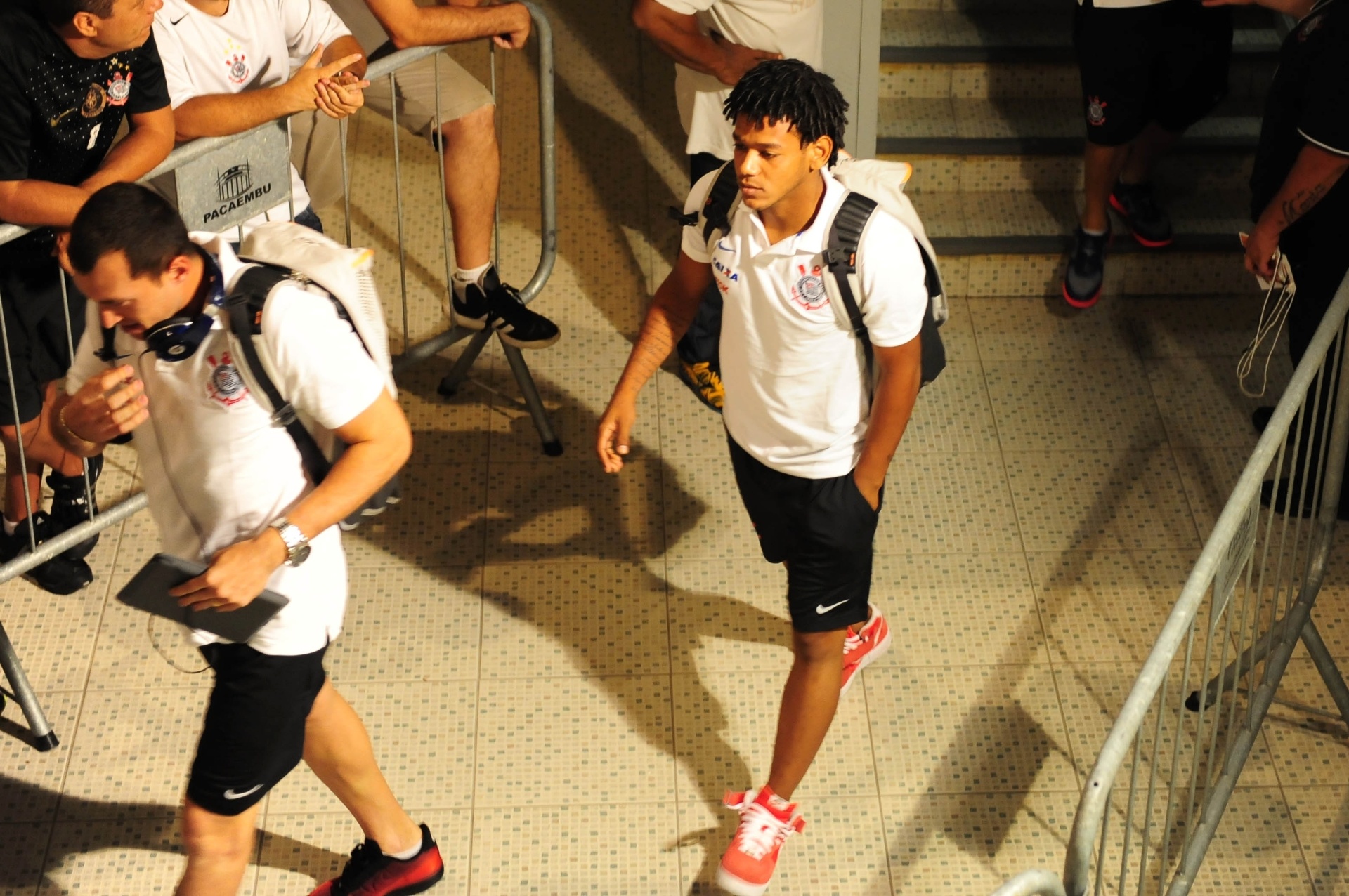 05.fev.2014 - Romarinho, um dos alvos da torcida do Corinthians, chega ao estádio do Pacaembu para o jogo contra o Bragantino - Junior Lago/UOL