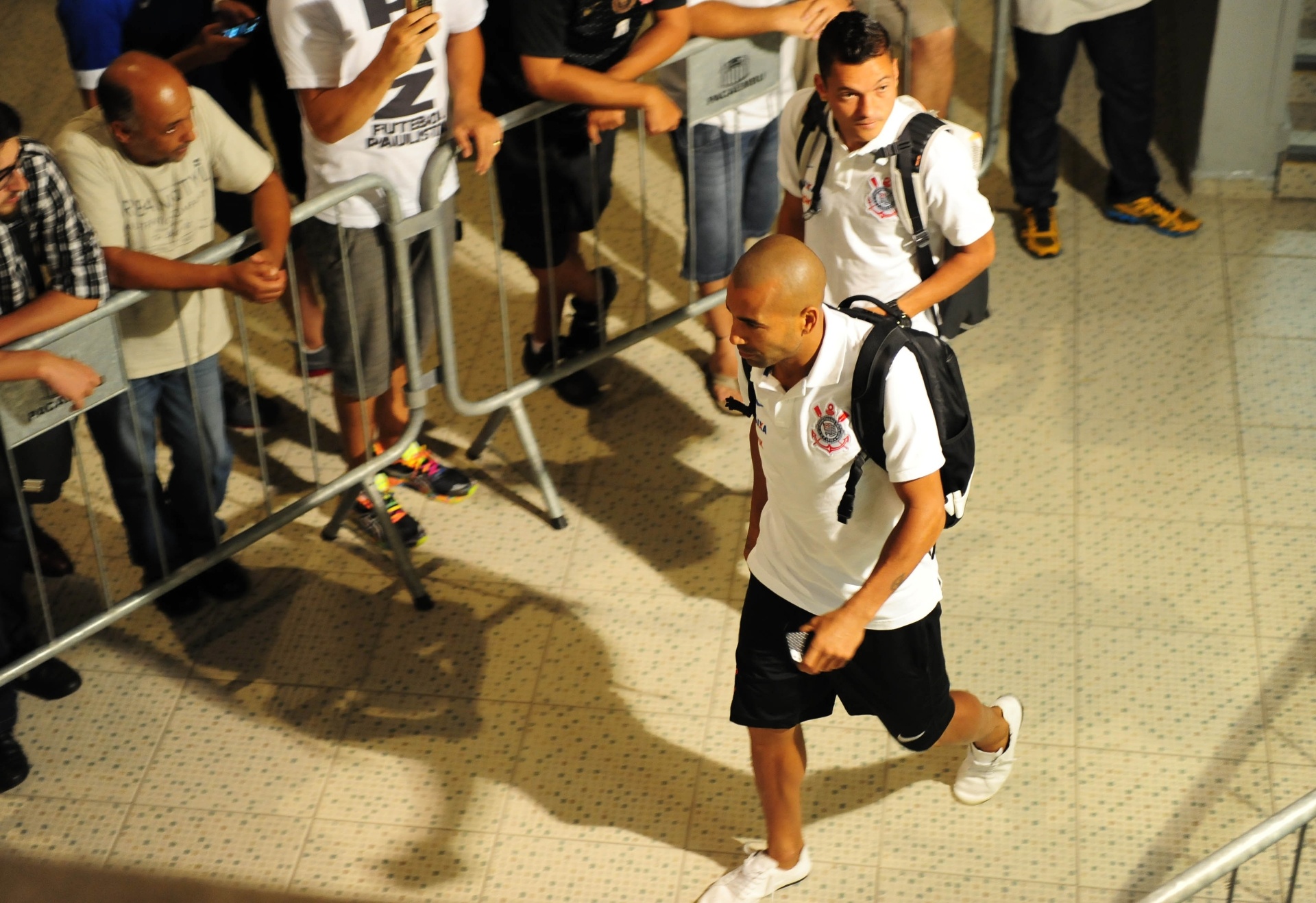 05.fev.2014 - Sem Pato, que está próximo de acertar sua transferência para o São Paulo, jogadores do Corinthians chegam ao Pacaembu para a partida contra o Bragantino pelo Campeonato Paulista - Junior Lago/UOL