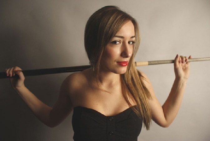 Borana Andoni nasceu na Albânia, mas foi criada nos Estados Unidos, em meio à música - é pianista - e aos números - por amar matemática. Ao chegar à faculdade, conheceu a sinuca e sua vida mudou - Reprodução/Facebook