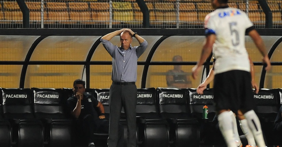 05.fev.2014 - Técnico Mano Menezes leva as mãos à cabeça durante partida contra o Bragantino