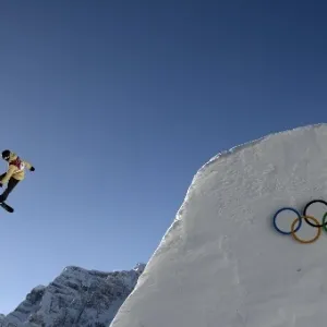 06.fev.2014 - Anéis olímpicos ilustram montanha coberta de neve durante a fase classificatória do snowboard slopestyle - AFP PHOTO / FRANCK FIFE