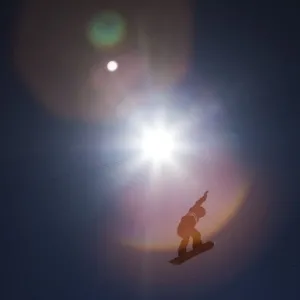 06.fev.2014 - Atletas do snowboard slopestyle "voam" e contrastam com o sol no inverno russo em Sochi, no 1° dia das Olimpíadas de Inverno-2014 - Xinhua/Fei Maohua