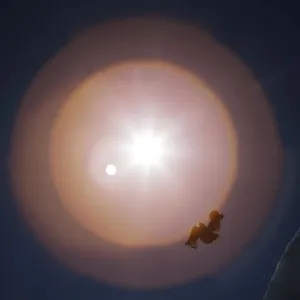 06.fev.2014 - Atletas do snowboard slopestyle "voam" e contrastam com o sol no inverno russo em Sochi, no 1° dia das Olimpíadas de Inverno-2014 - Xinhua/Fei Maohua