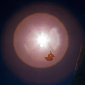 06.fev.2014 - Atletas do snowboard slopestyle "voam" e contrastam com o sol no inverno russo em Sochi, no 1° dia das Olimpíadas de Inverno-2014 - Xinhua/Fei Maohua