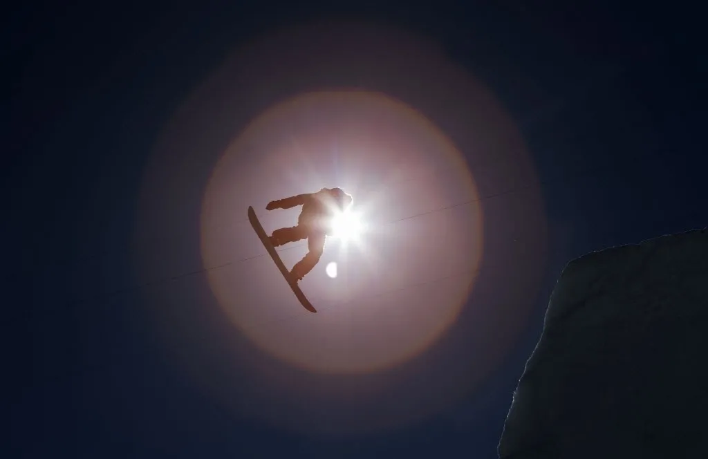 06.fev.2014 - Atletas do snowboard slopestyle "voam" e contrastam com o sol no inverno russo em Sochi, no 1° dia das Olimpíadas de Inverno-2014 - Xinhua/Fei Maohua