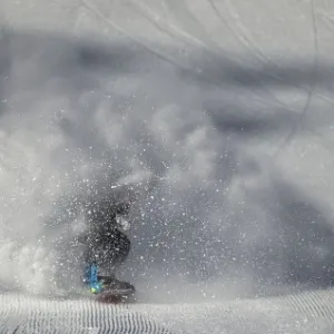 06.fev.2014 - Snowboarder "some" coberto pela neve durante apresentação nas classificatórias do slopestyle em Sochi - Xinhua/Fei Maohua