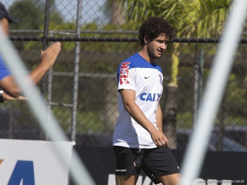 Alexandre Pato, atacante do Corinthians, treina no CT Joaquim Grava