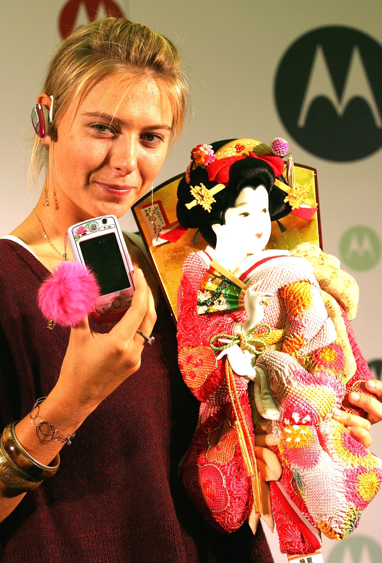 Em 2005, foi garota-propaganda da Motorola - na imagem, ela apresenta, no Japão, o modelo Pink M1000 - Getty Images