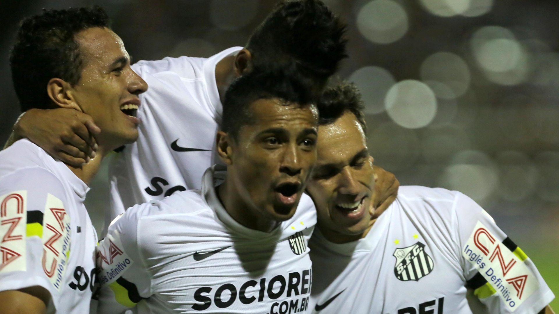 Jogadores do Santos comemoram em vitória no Paulistão