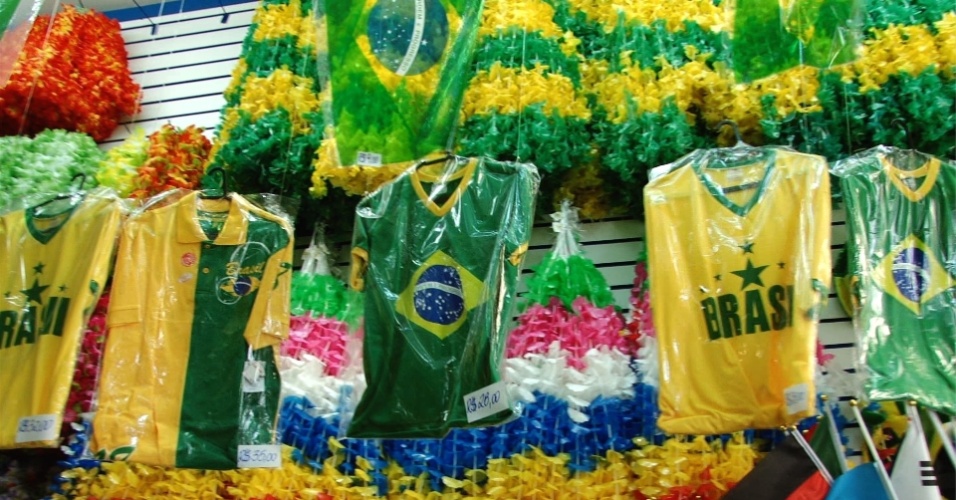 Pessoas usam verde amarelo, as cores do Brasil, no carnaval por causa da Copa