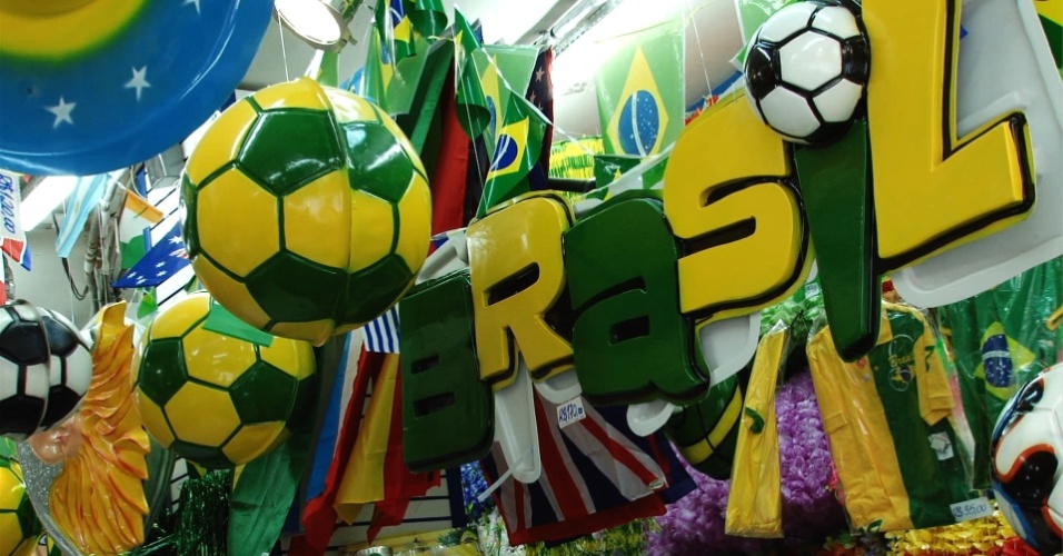 Pessoas usam verde amarelo, as cores do Brasil, no carnaval por causa da Copa