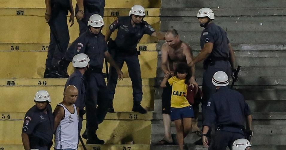 Uma garotinha acabou no meio de briga de torcidas no jogo do Corinthians, no Pacaembu; facções de corintianos entraram em desacordo e causaram tumulto no estádio, gerando intervenção da polícia no jogo contra o Bragantino