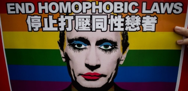 Em Hong Kong, cartaz com o rosto maquiado do presidente da Rússia, Vladimir Putin, é exibido em protesto contra legislação anti-gay russa