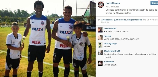 Jogadores do Corinthians recebem rosas de crianças no CT - Reprodução/Instagram