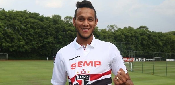 Volante Souza posa com a camisa do São Paulo; reforço ficará no clube até janeiro de 2015 - Divulgação/Site Oficial do São Paulo