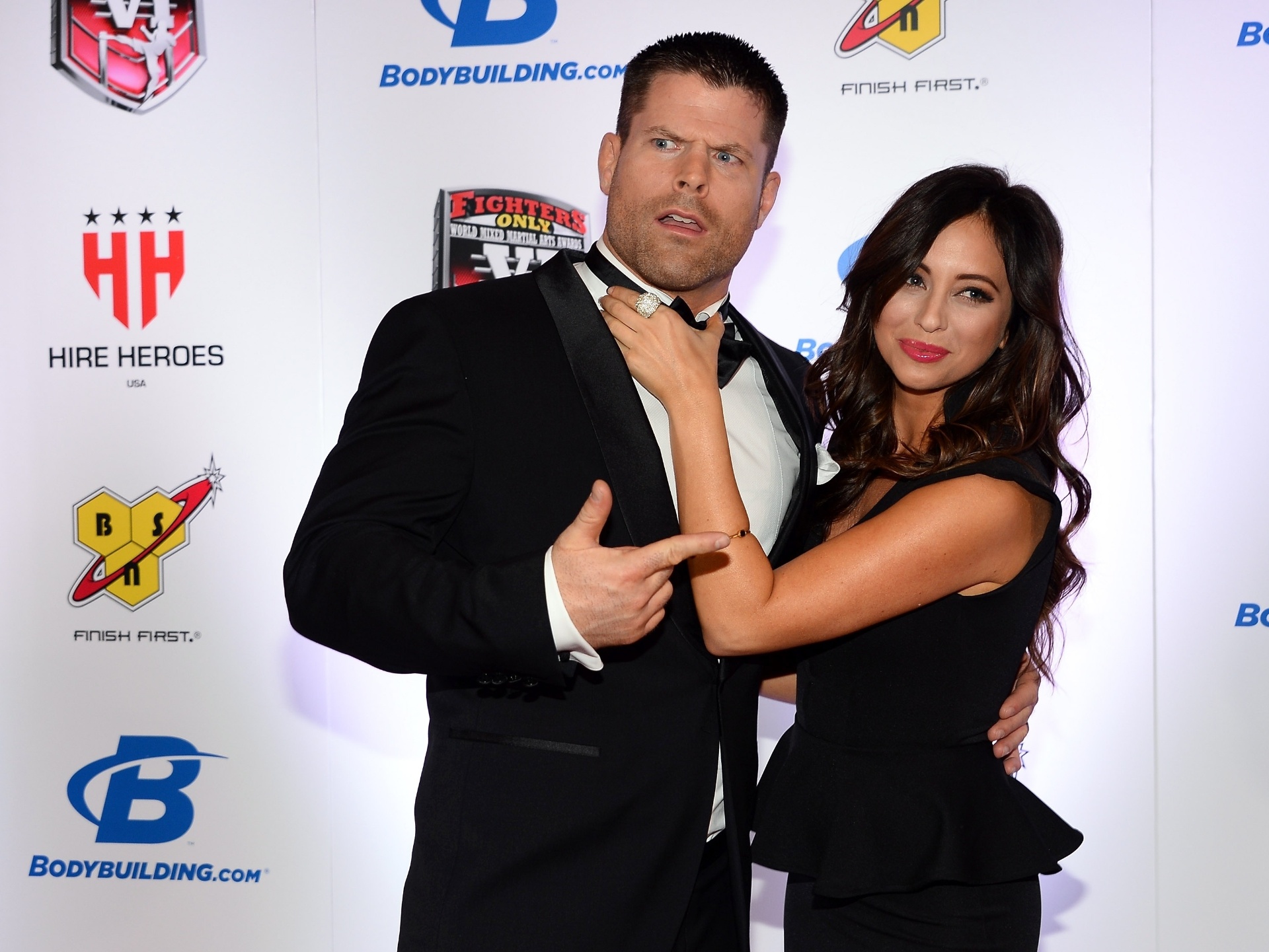 08.02.2014 - Lutador do UFC, Brian Stann foi o apresentador do Oscar do MMA ao lado de Nicole Dabeau - Ethan Miller/Getty Images/AFP