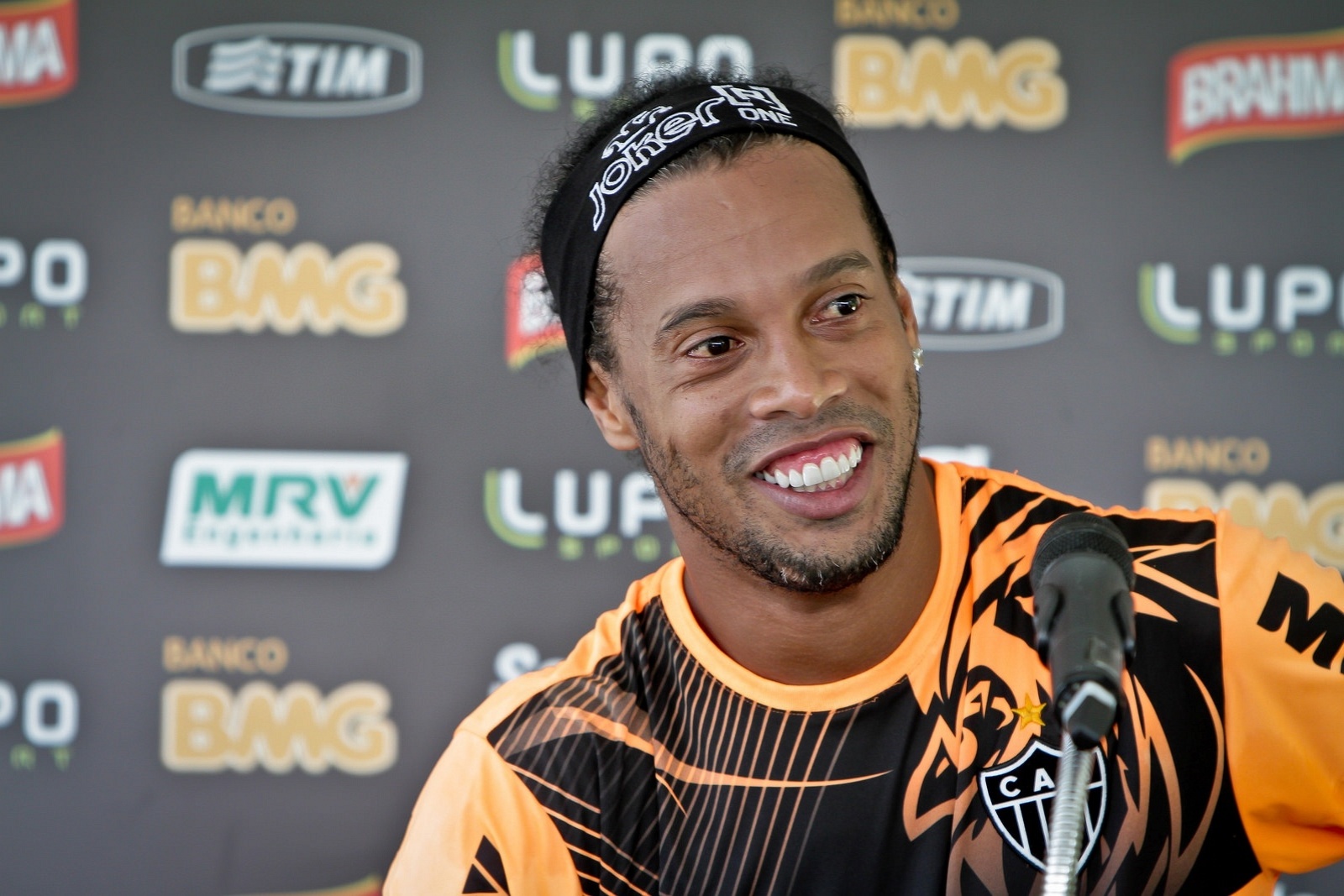 8 fev 2014 - Ronaldinho Gaúcho durante descontraída entrevista na Cidade do Galo, após treino do Atlético-MG