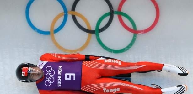 Bruno Banani, de Tonga, desliza sobre a pista olímpica de luge dos Jogos Olímpicos de Inverno - LIONEL BONAVENTURE / AFP