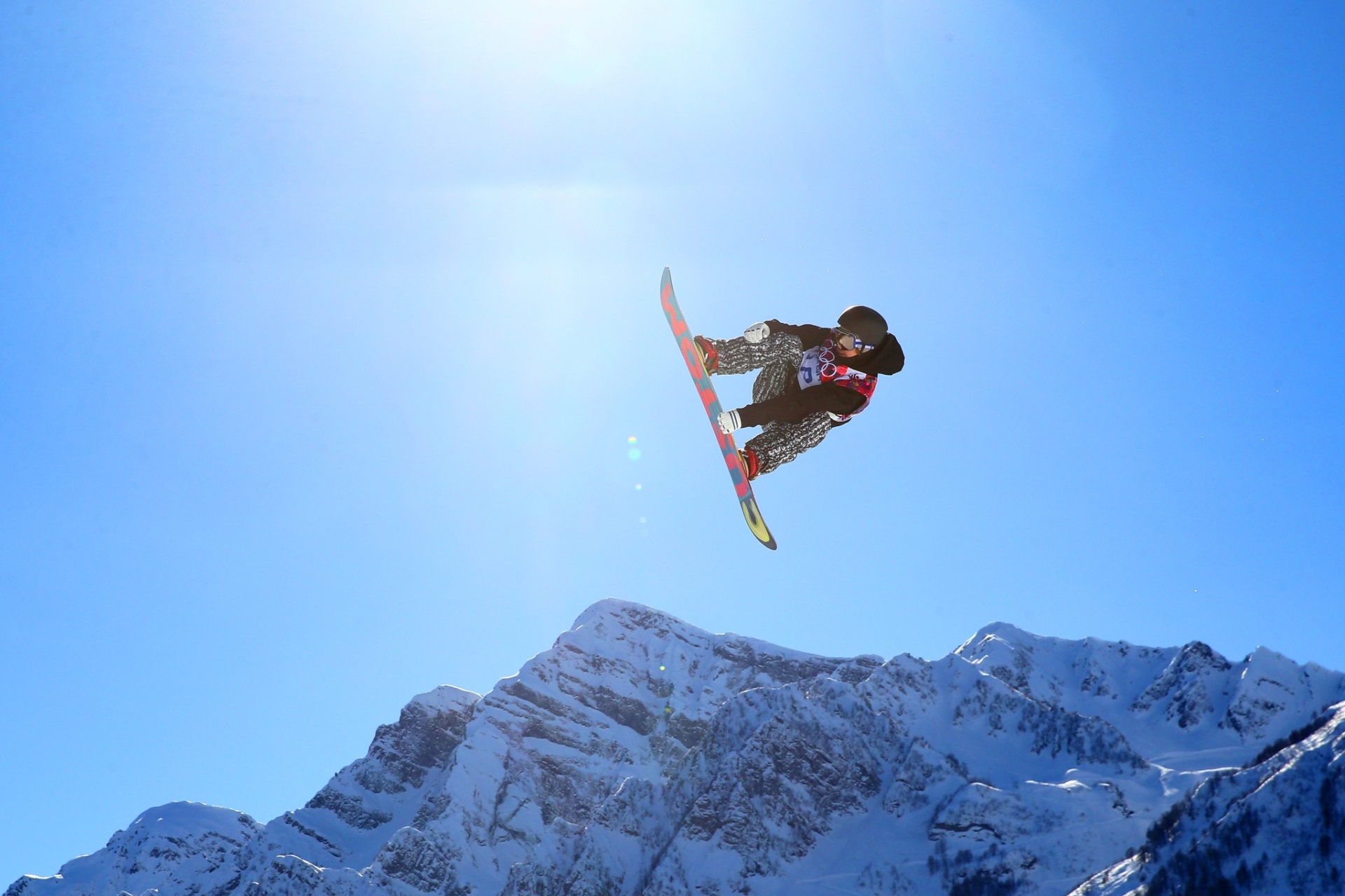 09.02.2014 - Roope Tonteri, da Finlândia, aponta seu snowboard para o sol na prova do slopestyle - Getty Images