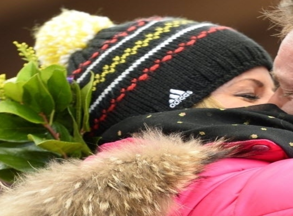 9.fev.2014 - O alemão Felix Loch comemorou seu ouro no luge individual beijando sua namorada Lisa Ressle - AFP PHOTO / LIONEL BONAVENTURE