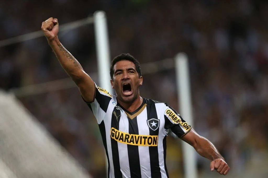 11.02.14 - Atacante Tanque Ferreyra comemora gol do Botafogo contra o San Lorenzo pela Libertadores - EFE/Marcelo Sayão