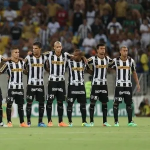 11.02.14 - Jogadores do Botafogo fazem um minuto de silêncio pela morte do cinegrafista Santiago Andrade antes de sua estreia na fase de grupos da Libertadores - EFE/Marcelo Sayão
