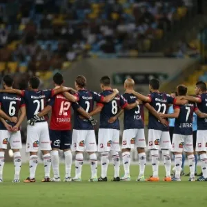 11.02.14 - Jogadores do San Lorenzo fazem um minuto de silêncio pela morte do cinegrafista Santiago Andrade antes de sua estreia na fase de grupos da Libertadores - EFE/Marcelo Sayão