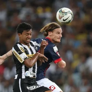 11.02.14 - Wallyson desvia bola de cabeça na partida entre Botafogo e San Lorenzo pela Libertadores - EFE/Marcelo Sayão