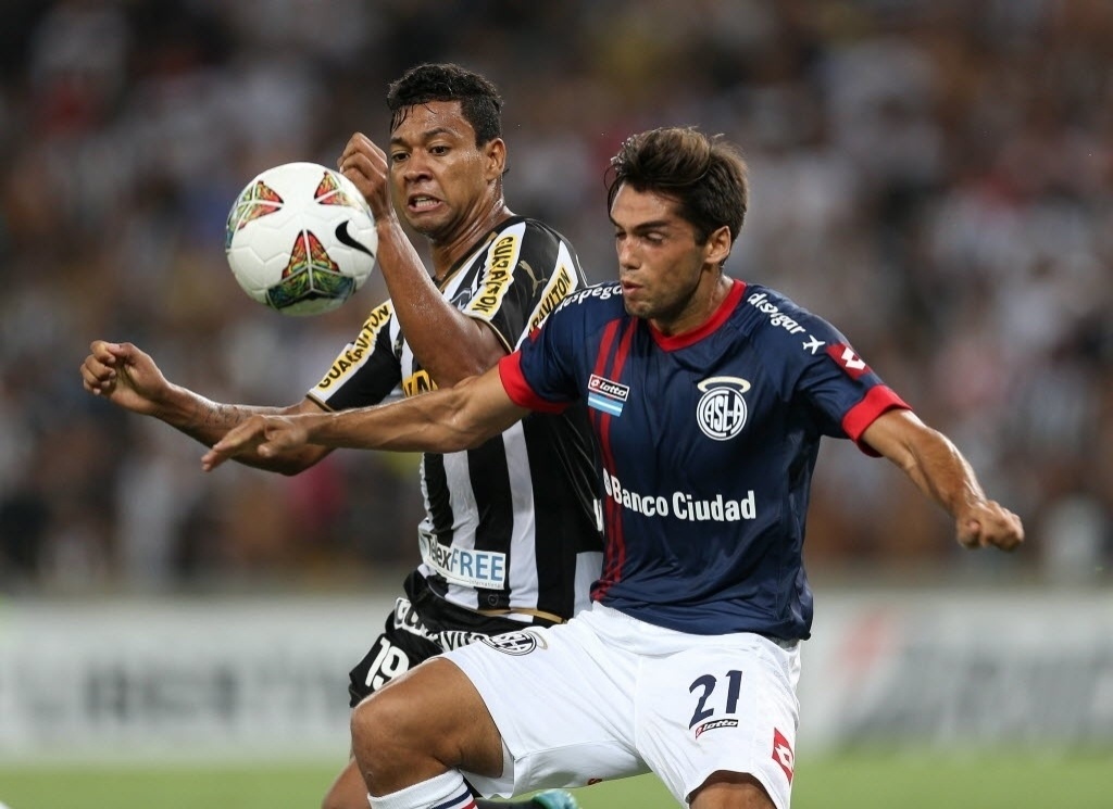 11.02.14 - Wallyson disputa a bola na partida do Botafogo contra o San Lorenzo pela Libertadores - EFE/Marcelo Sayão
