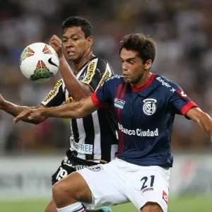 11.02.14 - Wallyson disputa a bola na partida do Botafogo contra o San Lorenzo pela Libertadores - EFE/Marcelo Sayão