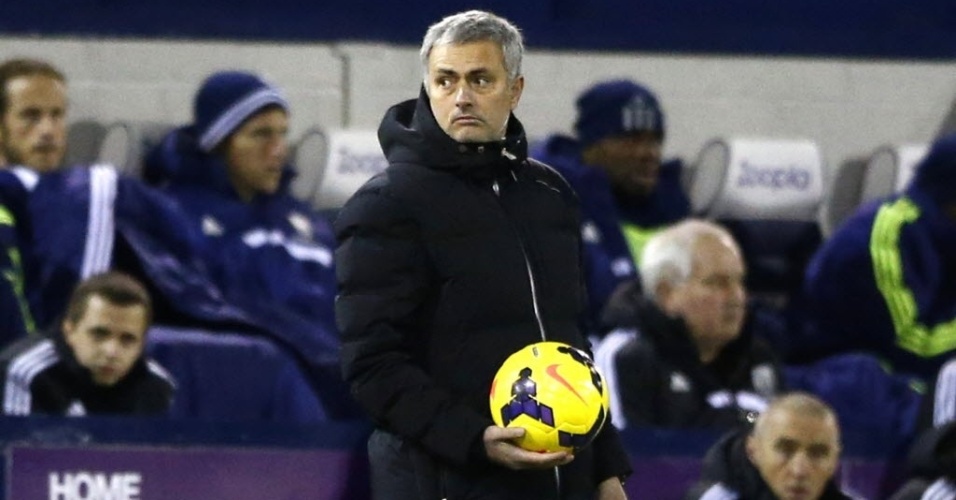 11.02.2014 - José Mourinho parece preocupado na beira do gramano durante partida do Chelsea contra o West Bromwich, pelo Campeonato Inglês