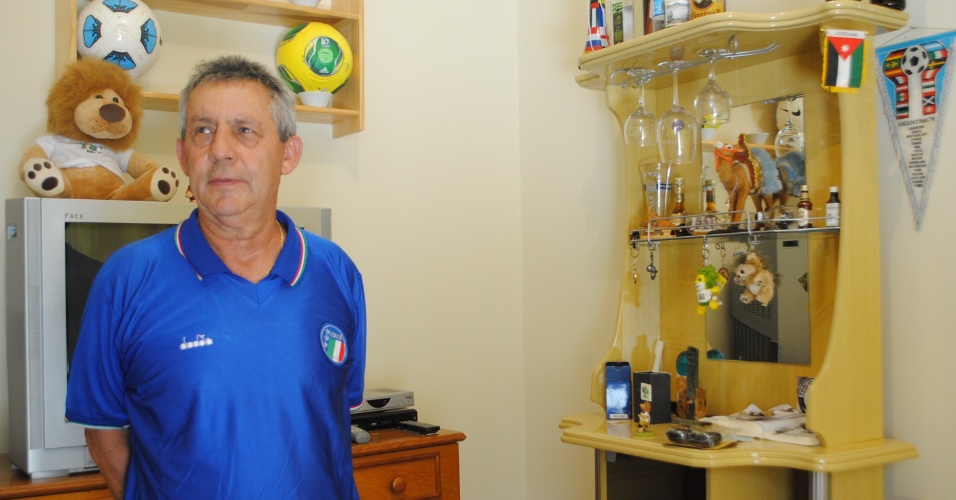 Antônio Pereira da Silva mostra, orgulhoso, a coleção de relíquias que juntou nas sete Copas em que esteve e que hoje decoram a casa onde vive na cidade de Monte Sião (MG)