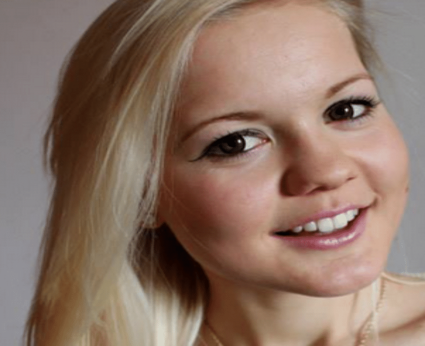 Grete Gaim, a competidora que espantou a todos no biatlo com suas lentes de contato chocantes, é na verdade uma bela loira estoniana - Reprodução/Facebook