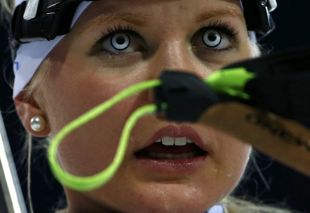 Que susto! Competidora do biatlo, Grete Gaim usou lentes de contato dignas de filme de terror durante a competição. Ela foi para a neve no domingo, na prova que mistura esqui e tiro - Reuters