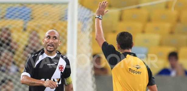 Volante Guiñazu reclama durante clássico entre Vasco e Botafogo, pelo Estadual de 2014 - Marcelo Sadio/Vasco