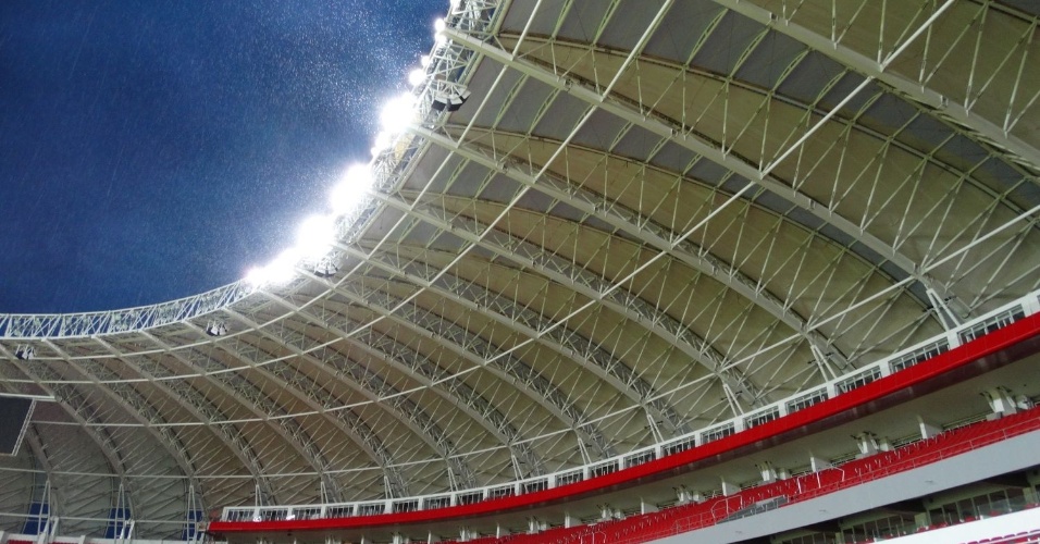 12.fev.2014 - Inter faz treino no Beira-Rio para testar iluminação antes de evento-teste