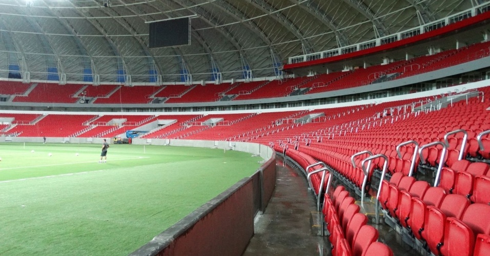 12.fev.2014 - Inter faz treino no Beira-Rio para testar iluminação antes de evento-teste