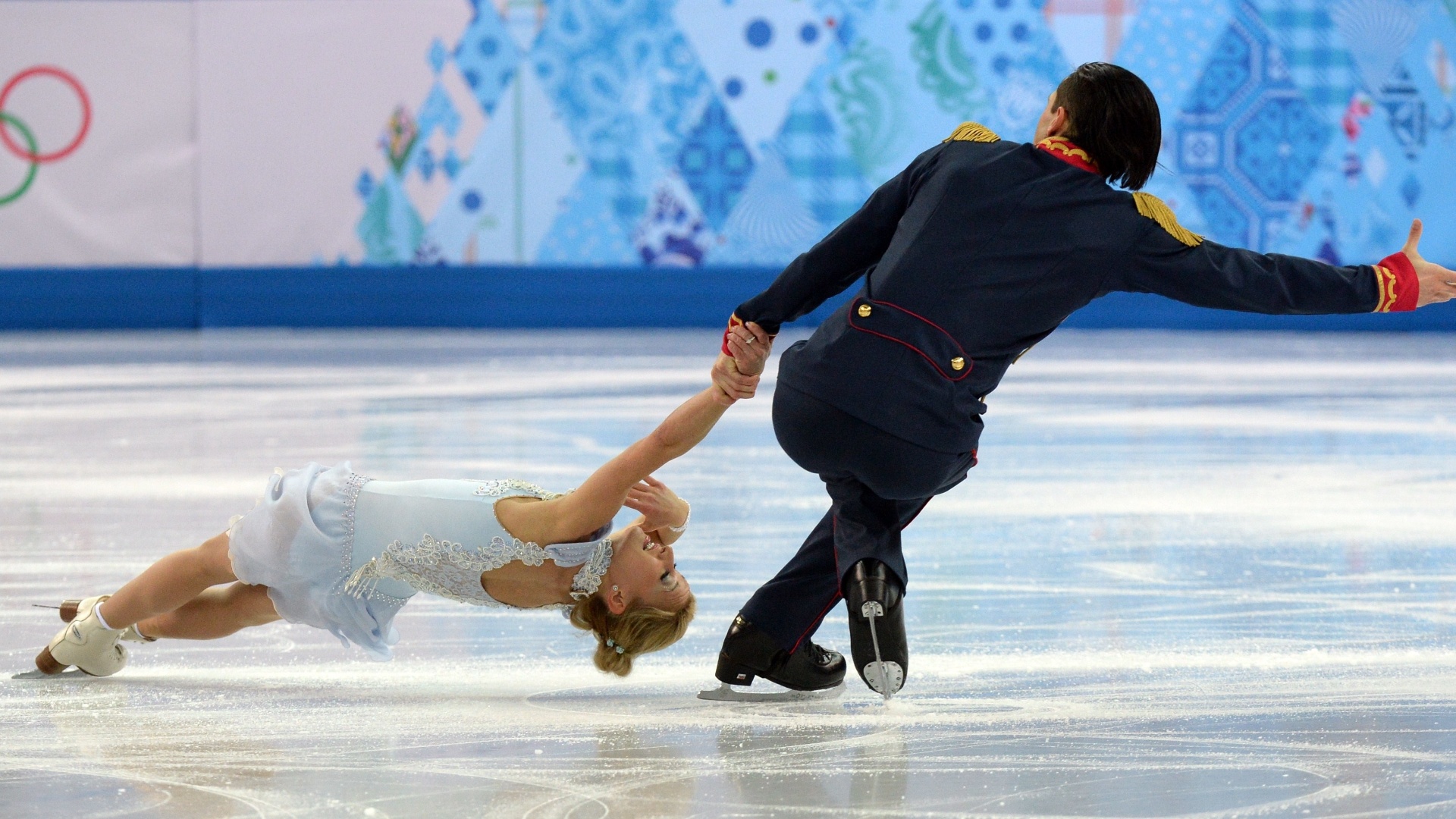 12.02.14 - Tatiana Volosozhar e Maxim Trankov, da Rússia, medalhistas de ouro em Sochi; dupla se apresentou nesta quarta-feira ao som da trilha de "Jesus Cristo Superstar", da Broadway - AFP PHOTO / DAMIEN MEYER
