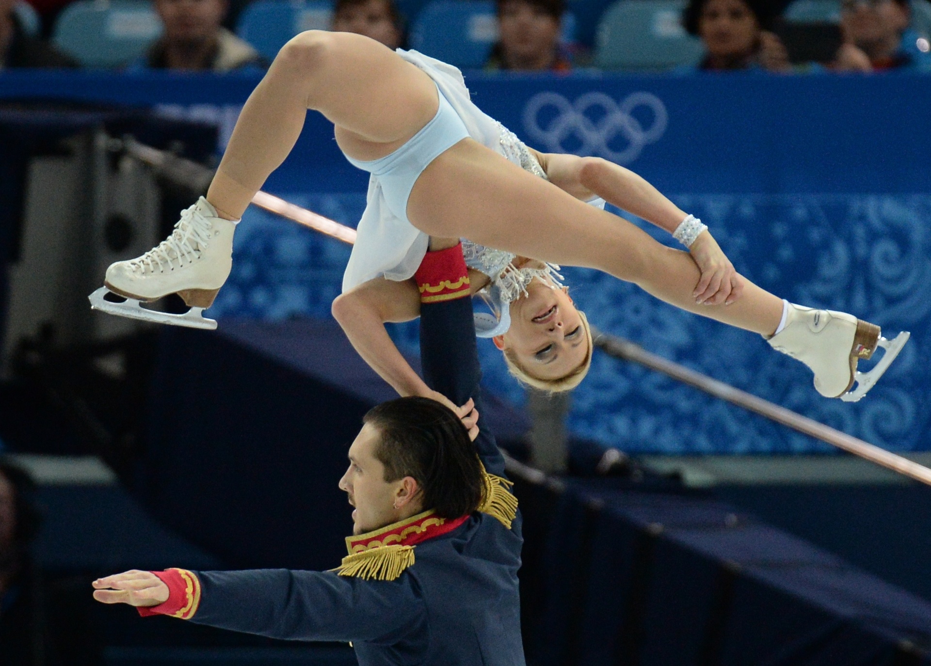 12.02.14 - Tatiana Volosozhar e Maxim Trankov, da Rússia, medalhistas de ouro em Sochi; dupla se apresentou nesta quarta-feira ao som da trilha de "Jesus Cristo Superstar", da Broadway - AFP PHOTO / YURI KADOBNOV