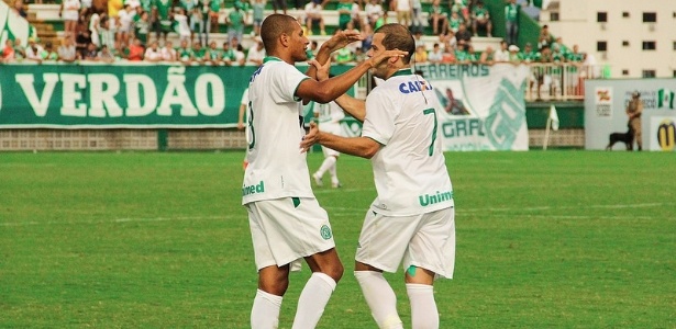 Willian Arão e Tiago Luís comemoram gol na vitória da Chapecoense nesta quarta-feira