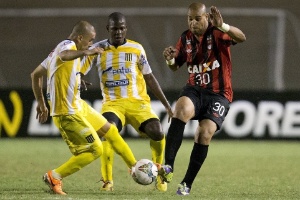 Doentes por Futebol - Resquício 🌪 Adriano tem um gol marcado pelo  Athletico na Libertadores em 2014. Foi a penúltima chance dele no futebol.  Depois partiu para o Miami United.