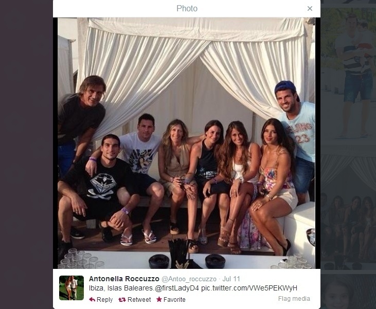 Antonella (d) e Daniella postavam frequentemente fotos de suas atividades em Barcelona: de aulas de zumba a passeios, passando pelos eventos sociais com os maridos - Reprodução/Twitter