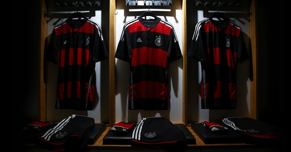 Camisa da Alemanha (esq.) para a Copa do Mundo será bastante parecida com a rubro-negra do Flamengo